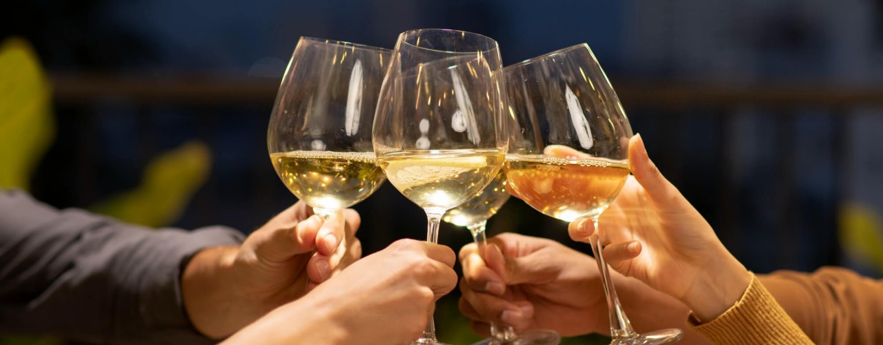 Vinul alb: care sunt beneficiile acestuia potrivit specialiștilor și ce soiuri de vin sunt populare în industria ospitalieră