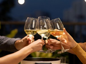Vinul alb: care sunt beneficiile acestuia potrivit specialiștilor și ce soiuri de vin sunt populare în industria ospitalieră