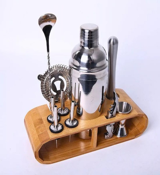 Cocktail Shaker XL cu 11 Accesorii si Suport Bambus - Gift Set