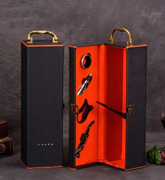 Cutie Deluxe pentru O Sticla de Vin cu 4 Accesorii - Interior Orange - Gift Set