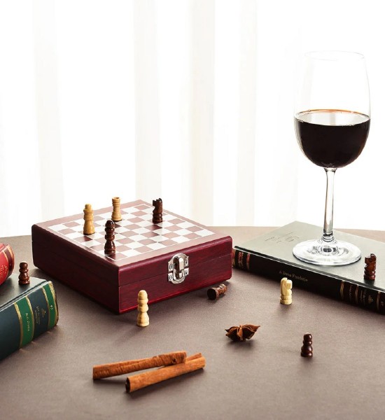 Cutie Checkmate cu Piese de Sah si 4 Accesorii de Vin - Gift Set