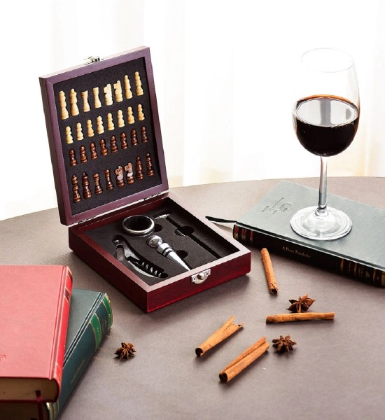 Cutie Checkmate cu Piese de Sah si 4 Accesorii de Vin - Gift Set